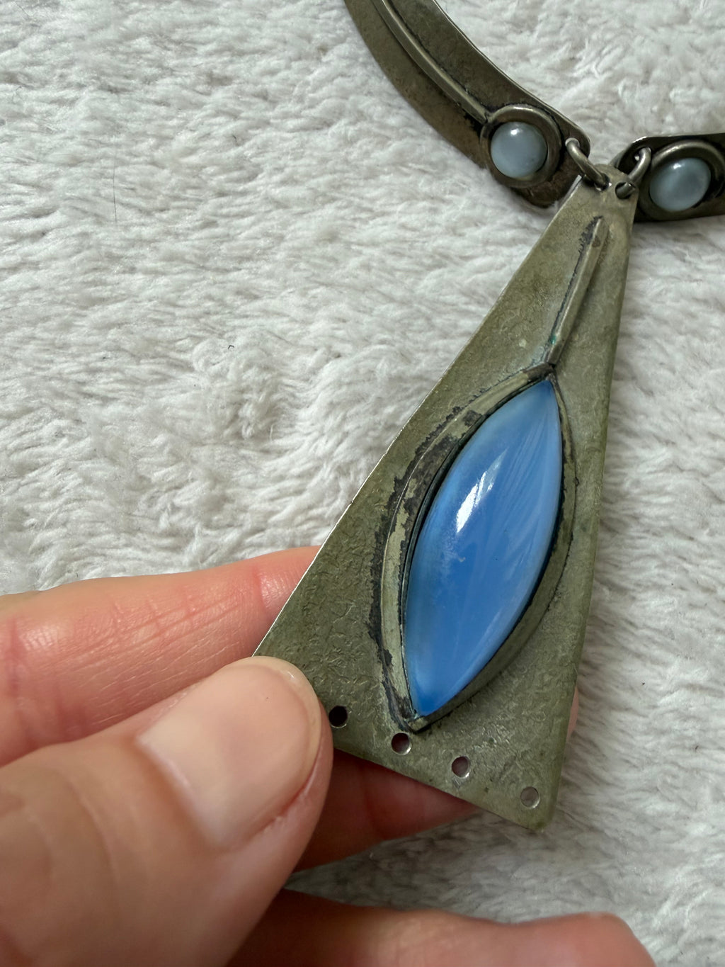 Collier argenté vintage à cabochons bleus style médiéval mystique