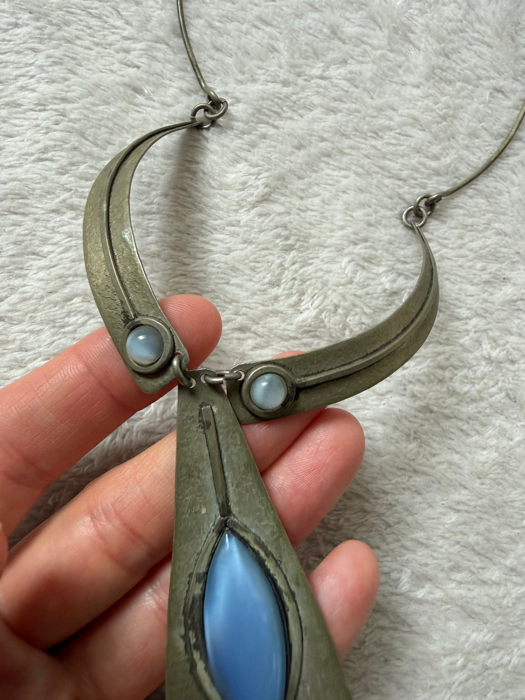 Collier argenté vintage à cabochons bleus style médiéval mystique