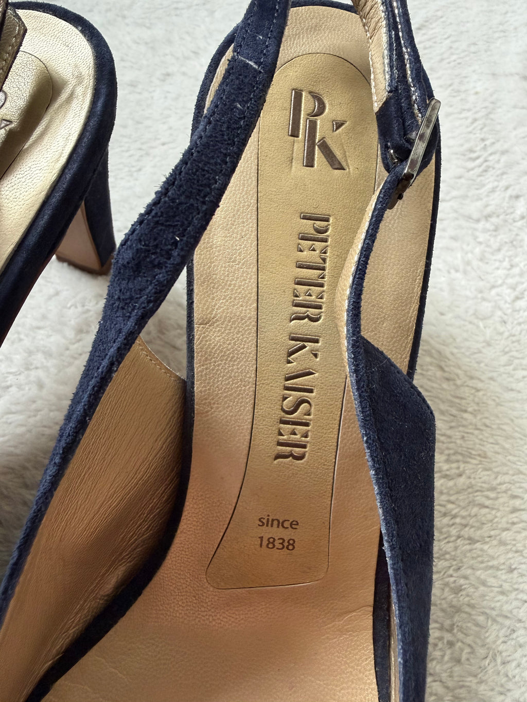 Escarpins en daim bleu marine et fleurs en relief - pointure 39