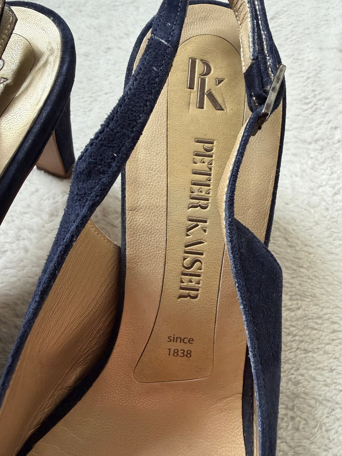 Escarpins en daim bleu marine et fleurs en relief - pointure 39