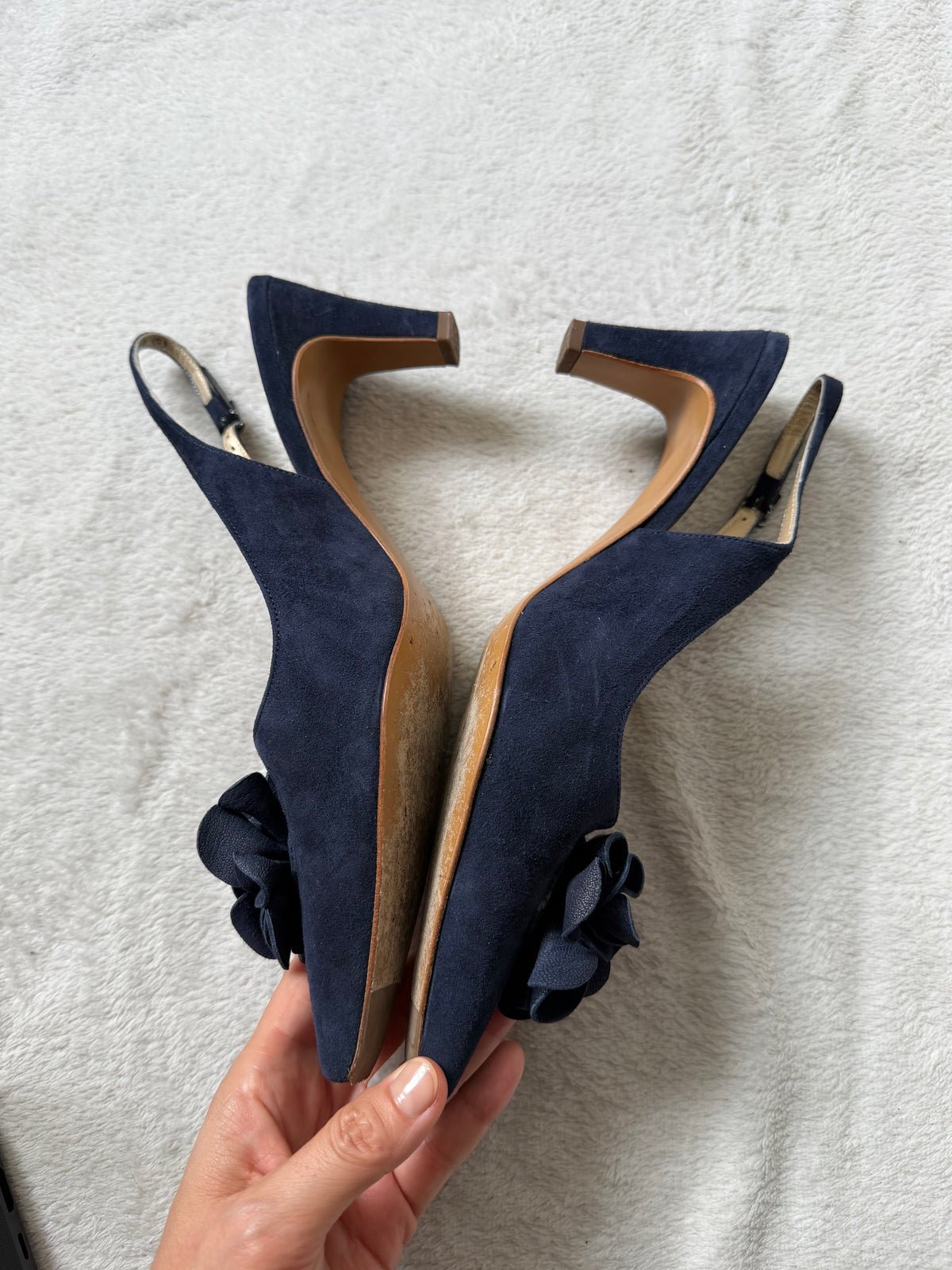 Escarpins en daim bleu marine et fleurs en relief - pointure 39