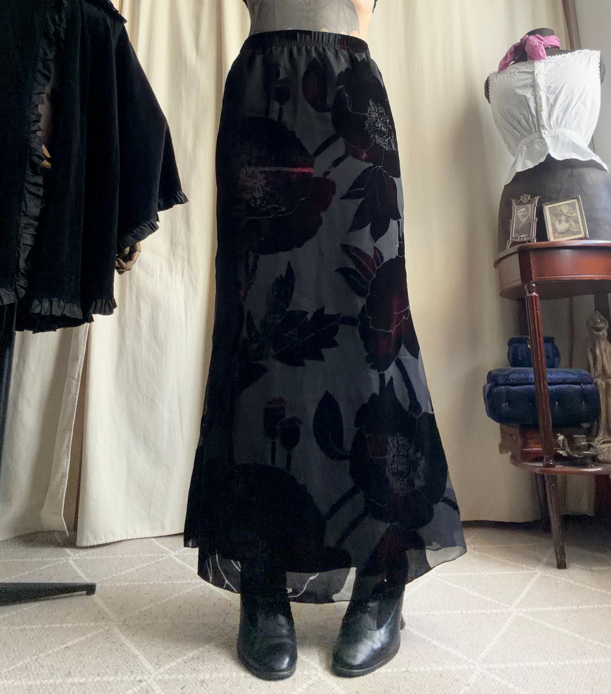 Jupe longue en velours dévoré noir à motifs floraux style whimsigoth romantic goth - taille S