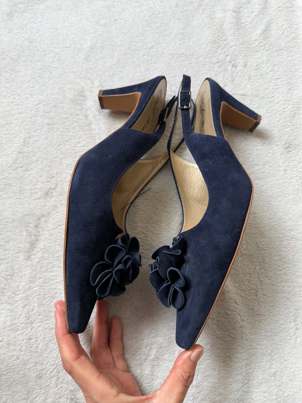 Escarpins en daim bleu marine et fleurs en relief - pointure 39