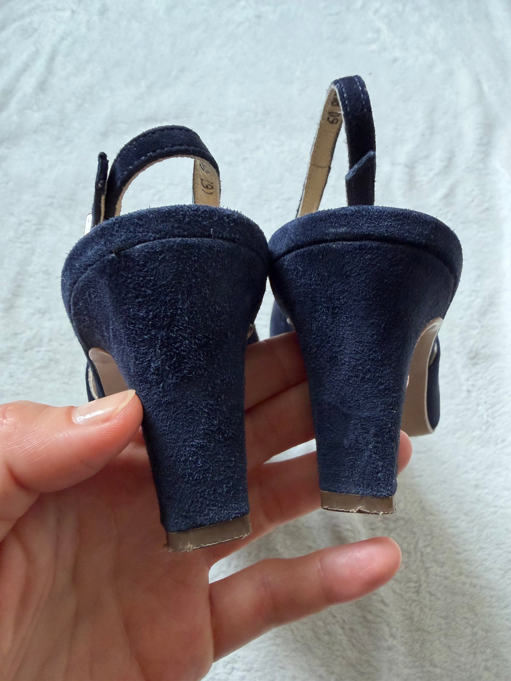 Escarpins en daim bleu marine et fleurs en relief - pointure 39