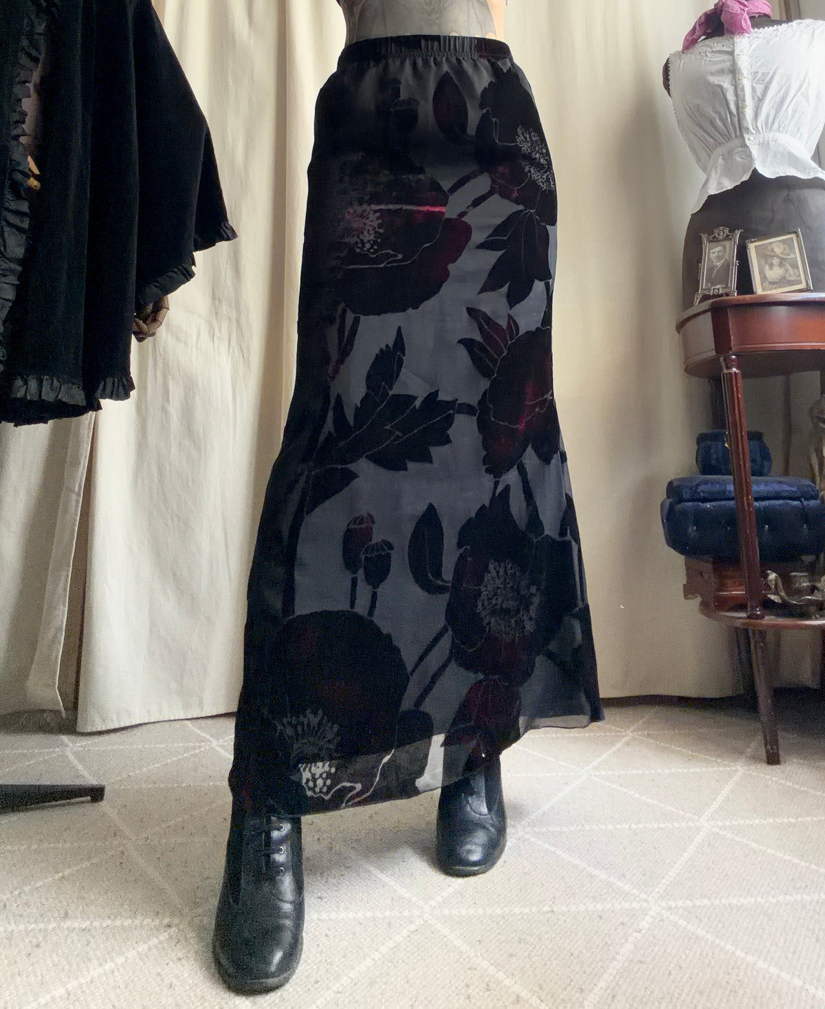 Jupe longue en velours dévoré noir à motifs floraux style whimsigoth romantic goth - taille S