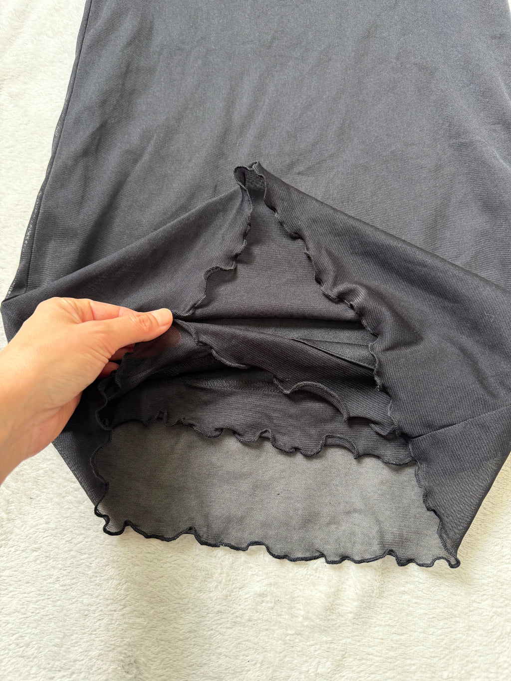 Jupe midi noire à voile transparent et bord ondulé  – taille XS/S