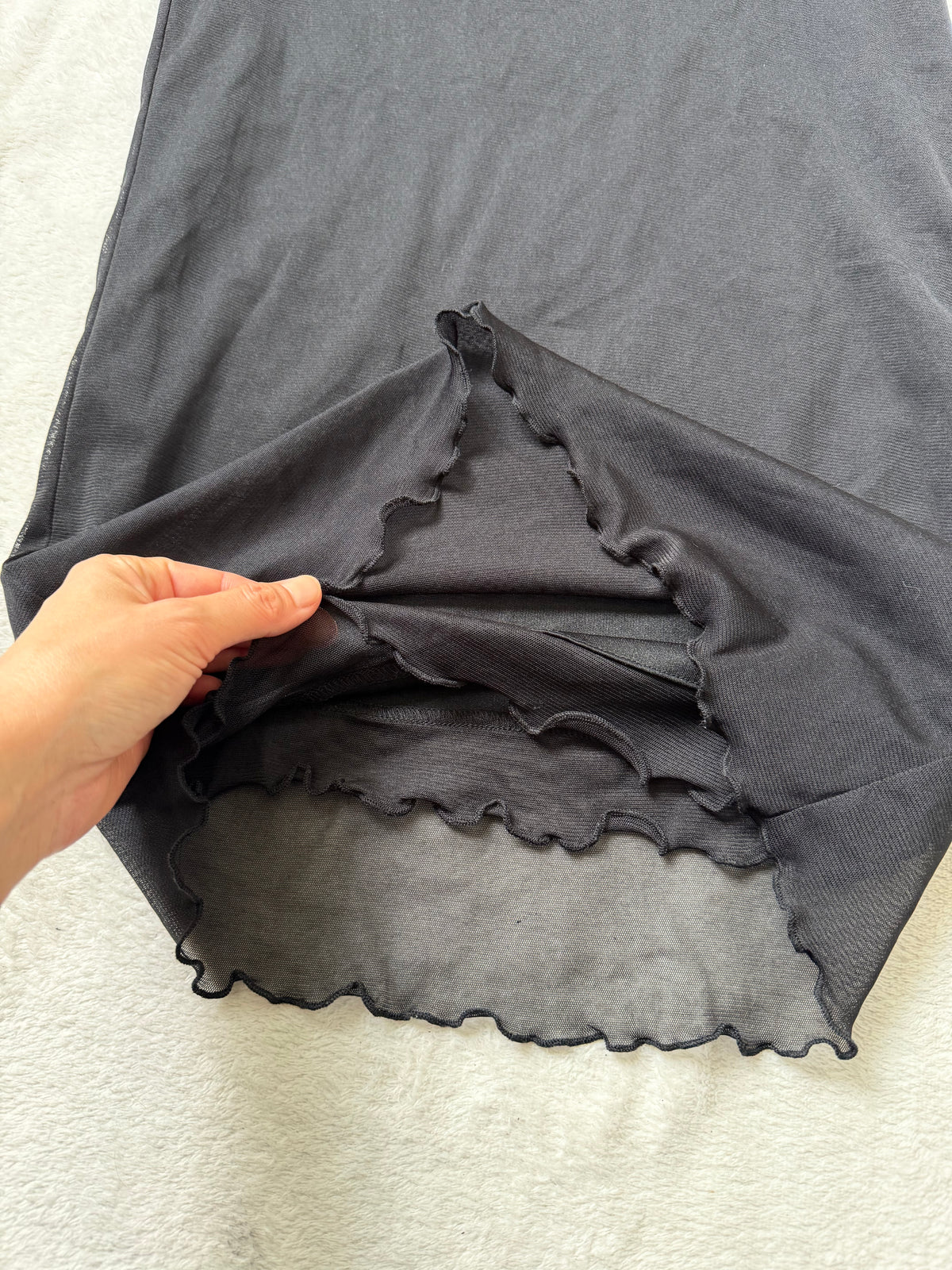 Jupe midi noire à voile transparent et bord ondulé  – taille XS/S