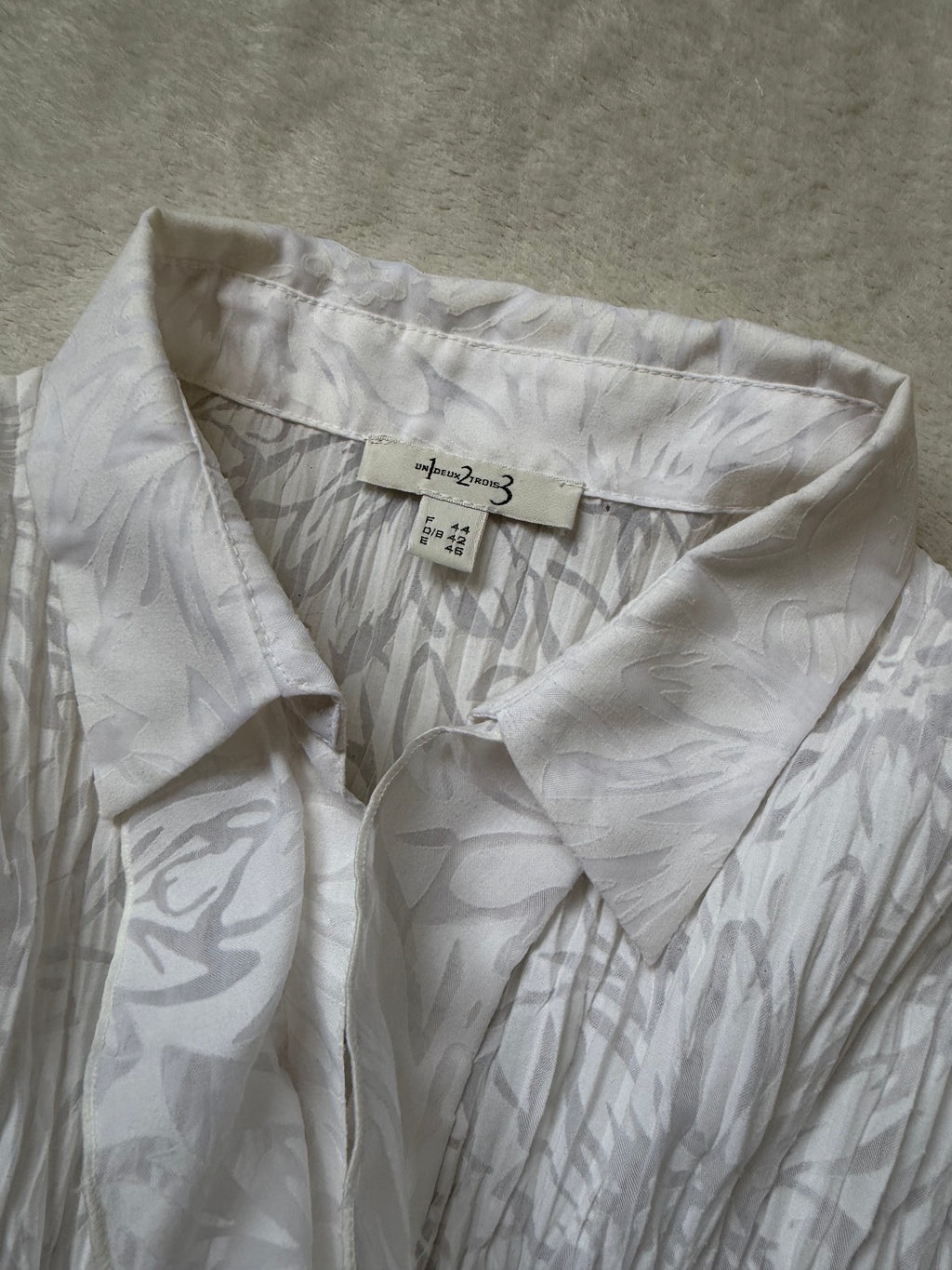White pleated jabot shirt with flared sleeves – size L/XL