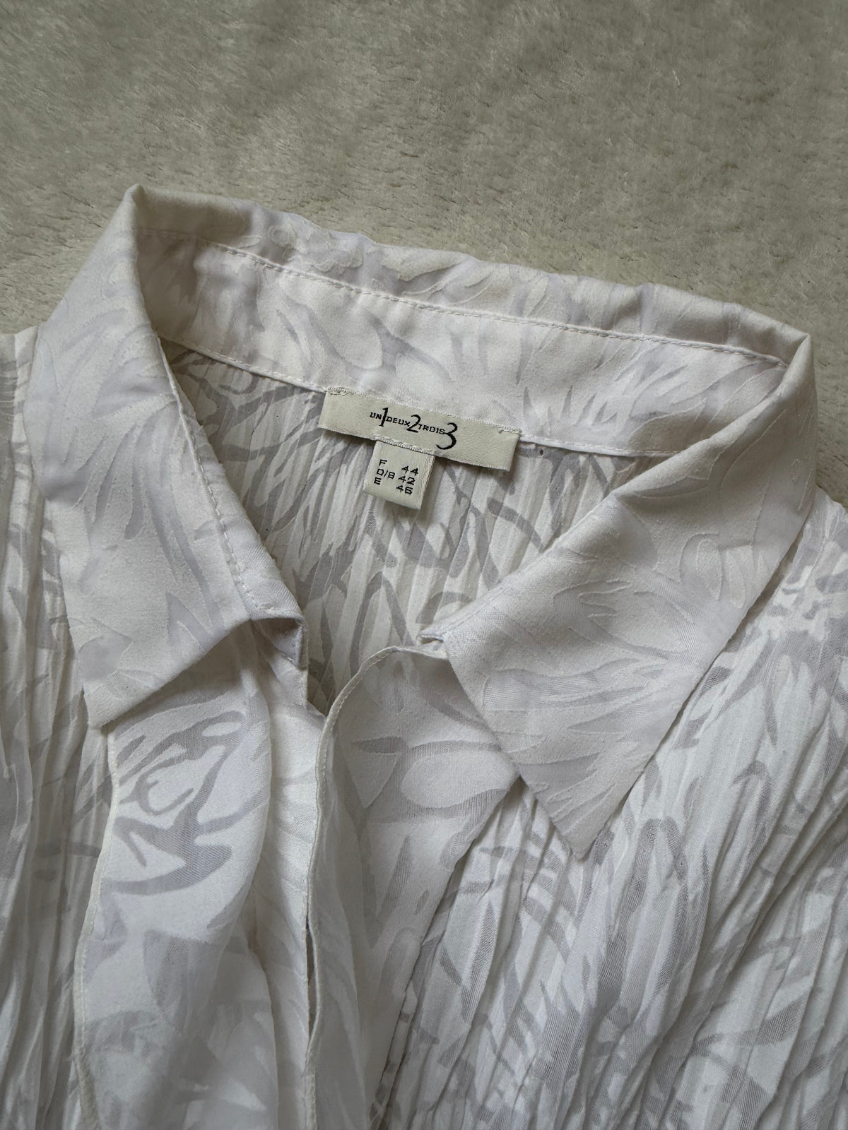 White pleated jabot shirt with flared sleeves – size L/XL