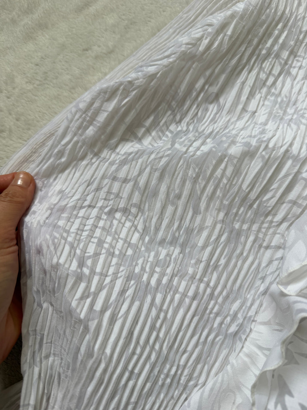 White pleated jabot shirt with flared sleeves – size L/XL