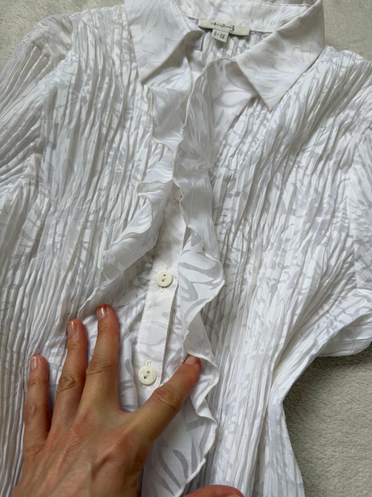 White pleated jabot shirt with flared sleeves – size L/XL