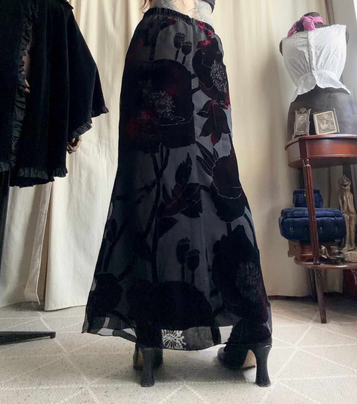 Jupe longue en velours dévoré noir à motifs floraux style whimsigoth romantic goth - taille S