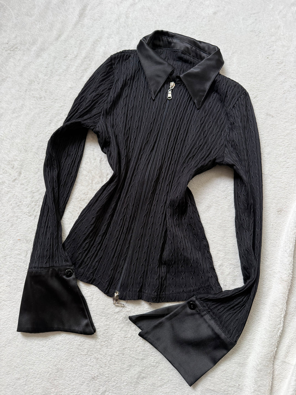 Chemise noire cintrée à double tirette et texture en relief – taille XS/S