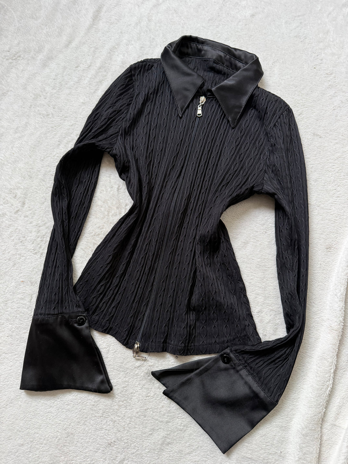 Chemise noire cintrée à double tirette et texture en relief – taille XS/S