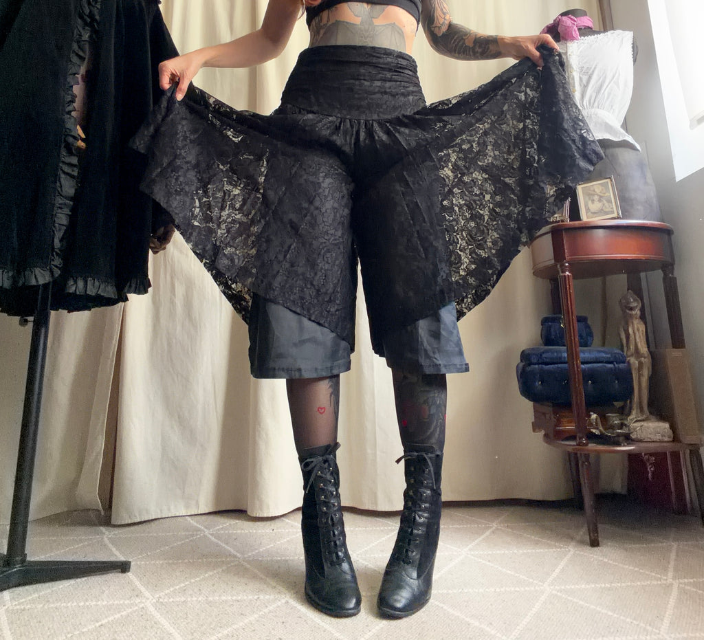 Jupe-culotte noire en dentelle fleurie style romantic goth whimsigoth - taille S