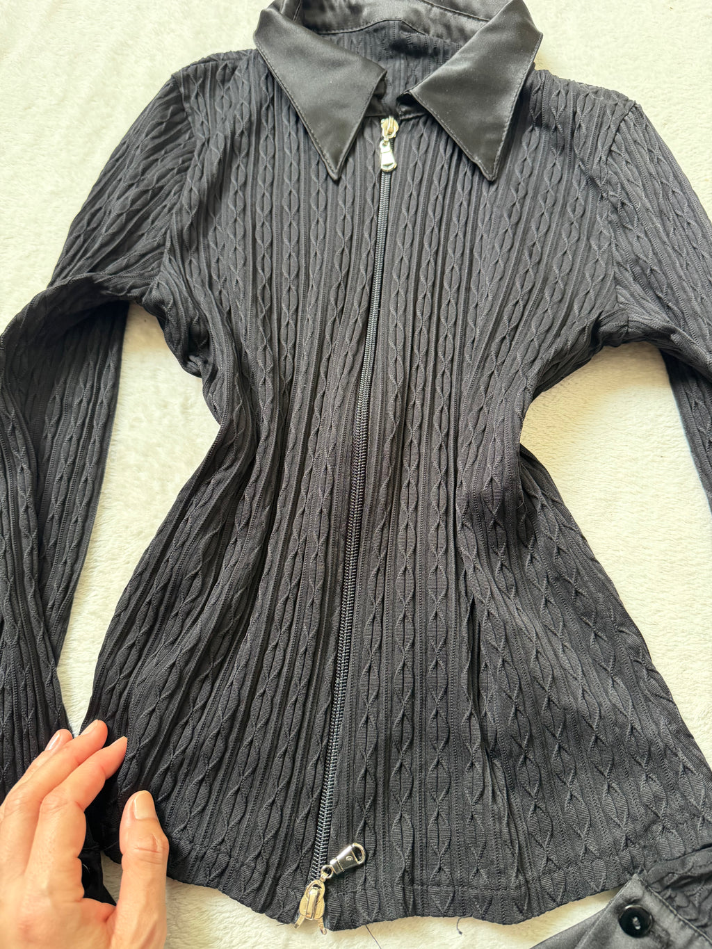 Chemise noire cintrée à double tirette et texture en relief – taille XS/S