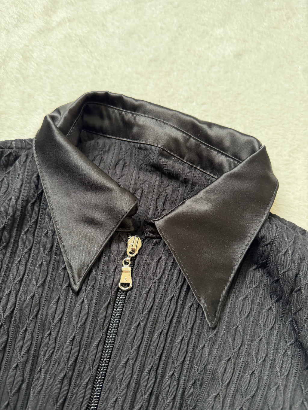 Chemise noire cintrée à double tirette et texture en relief – taille XS/S