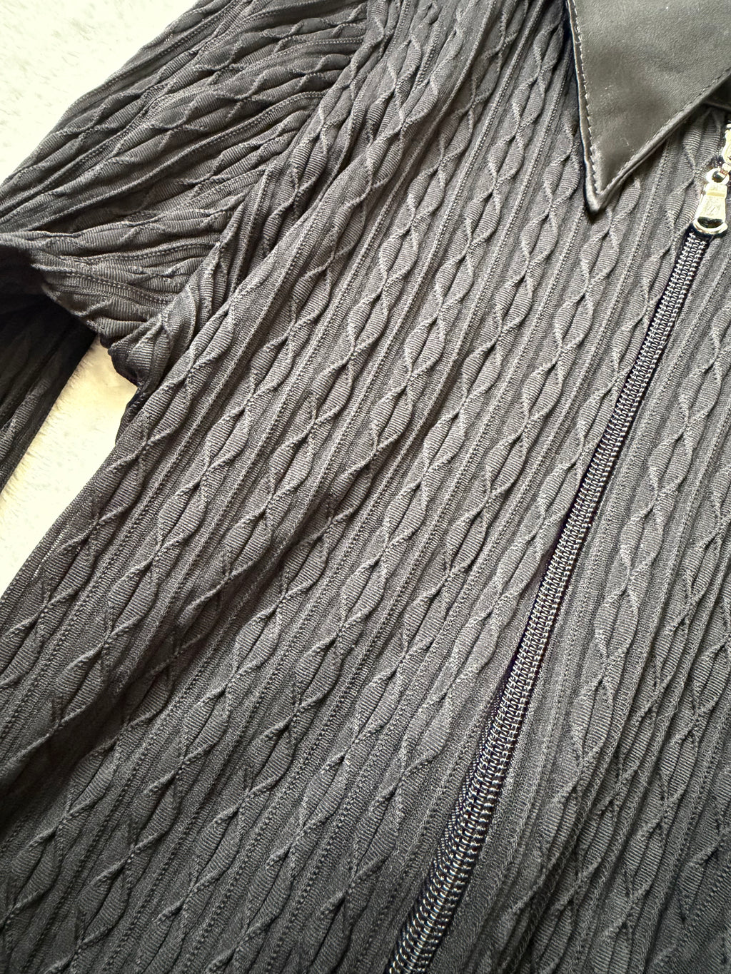 Chemise noire cintrée à double tirette et texture en relief – taille XS/S