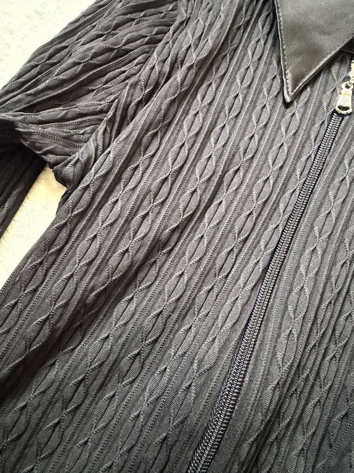 Chemise noire cintrée à double tirette et texture en relief – taille XS/S