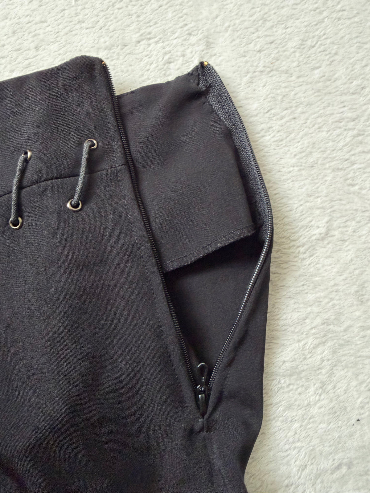Jupe midi noire evasée à œillets métalliques et lacets – taille S