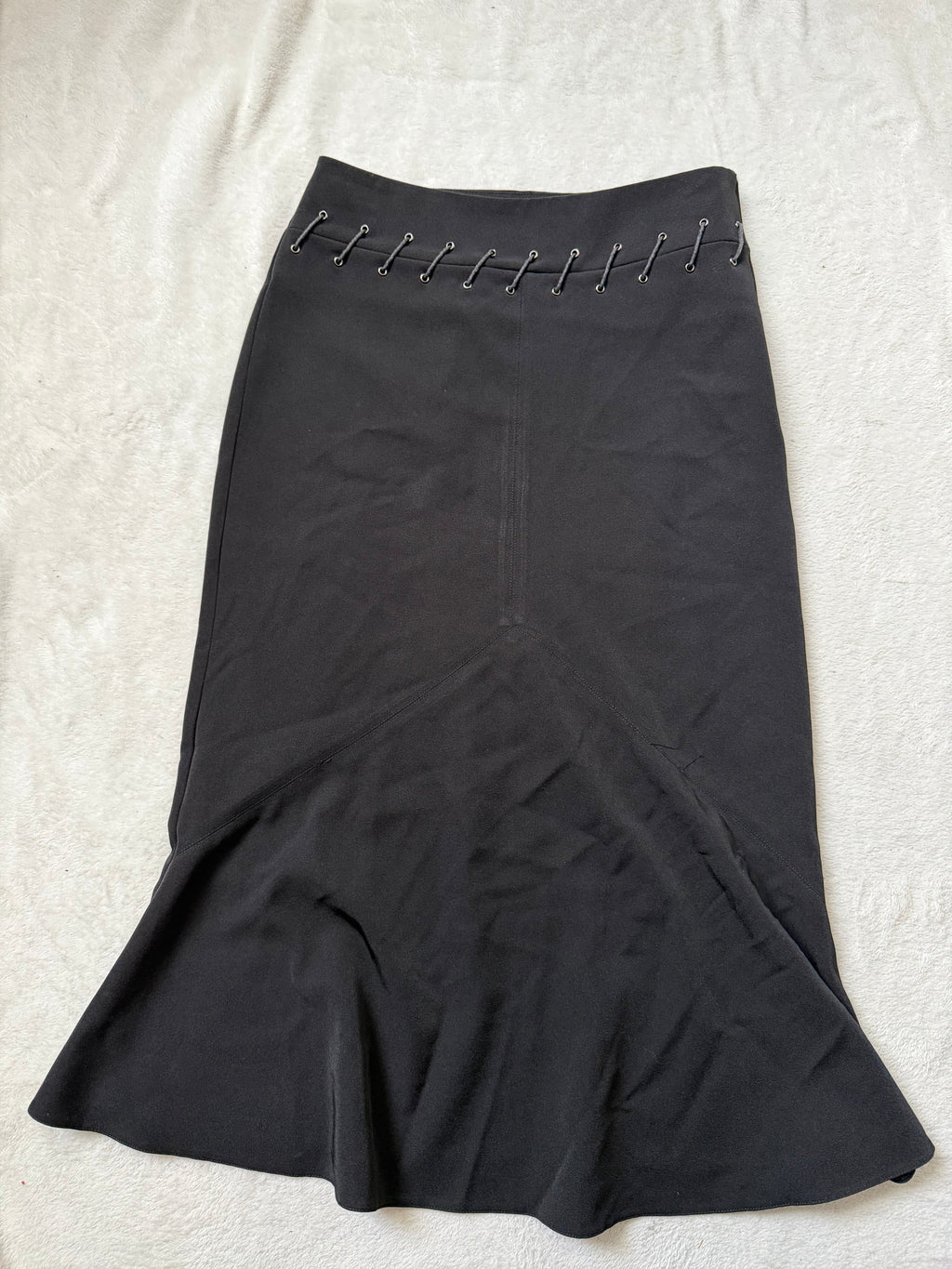Jupe midi noire evasée à œillets métalliques et lacets – taille S