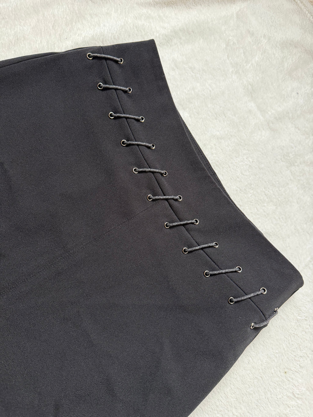 Jupe midi noire evasée à œillets métalliques et lacets – taille S