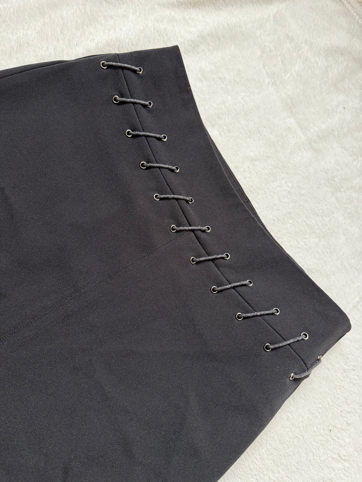 Jupe midi noire evasée à œillets métalliques et lacets – taille S