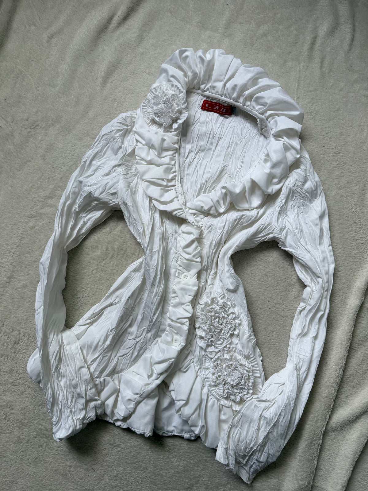 Fitted white ruffle blouse jacket – size M/L