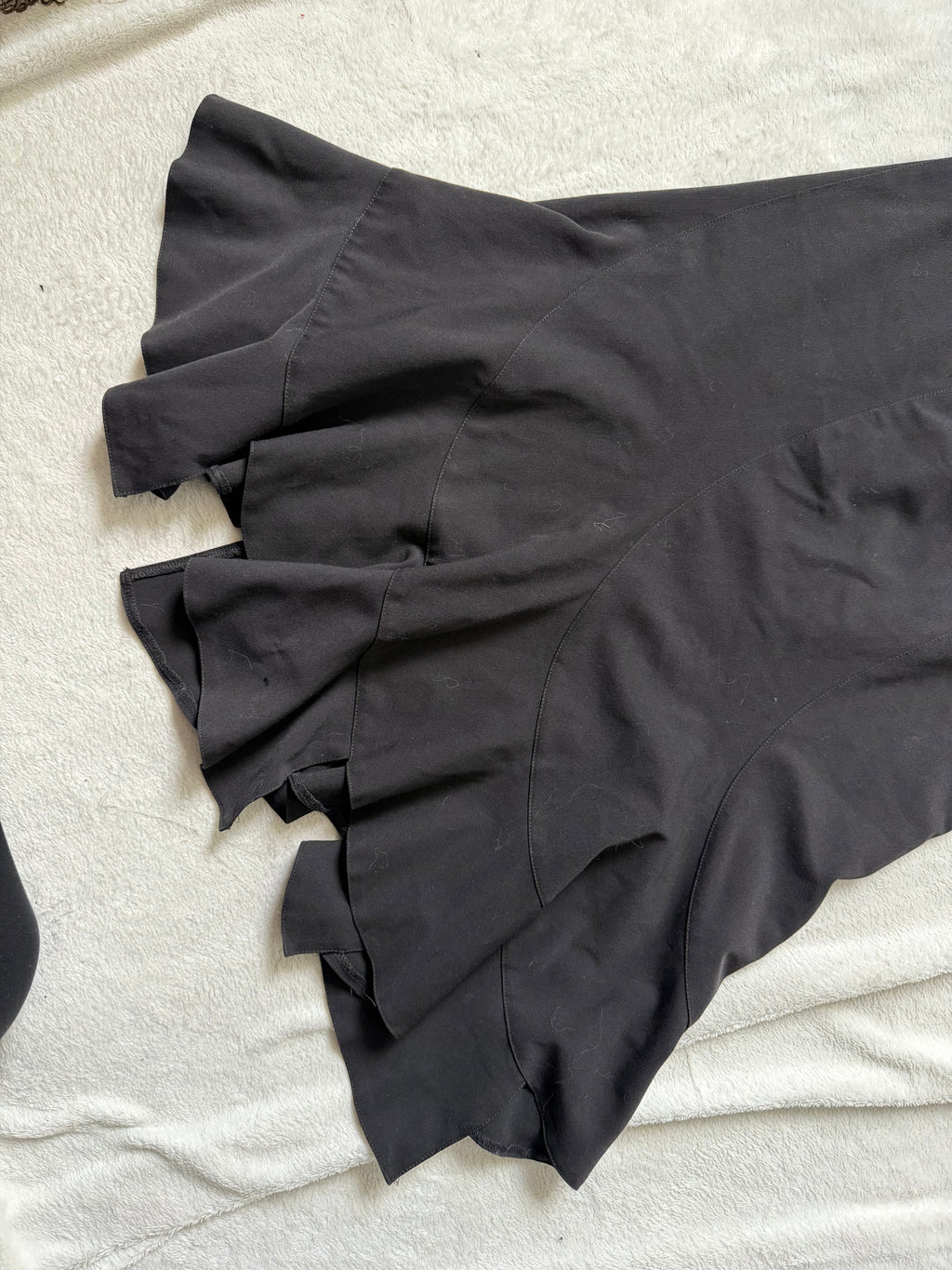 Jupe midi noire coupe sirène volants asymétriques  – taille S