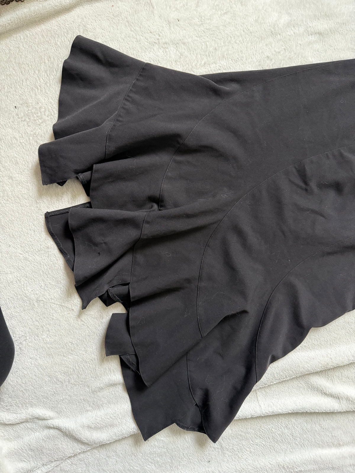 Jupe midi noire coupe sirène volants asymétriques  – taille S