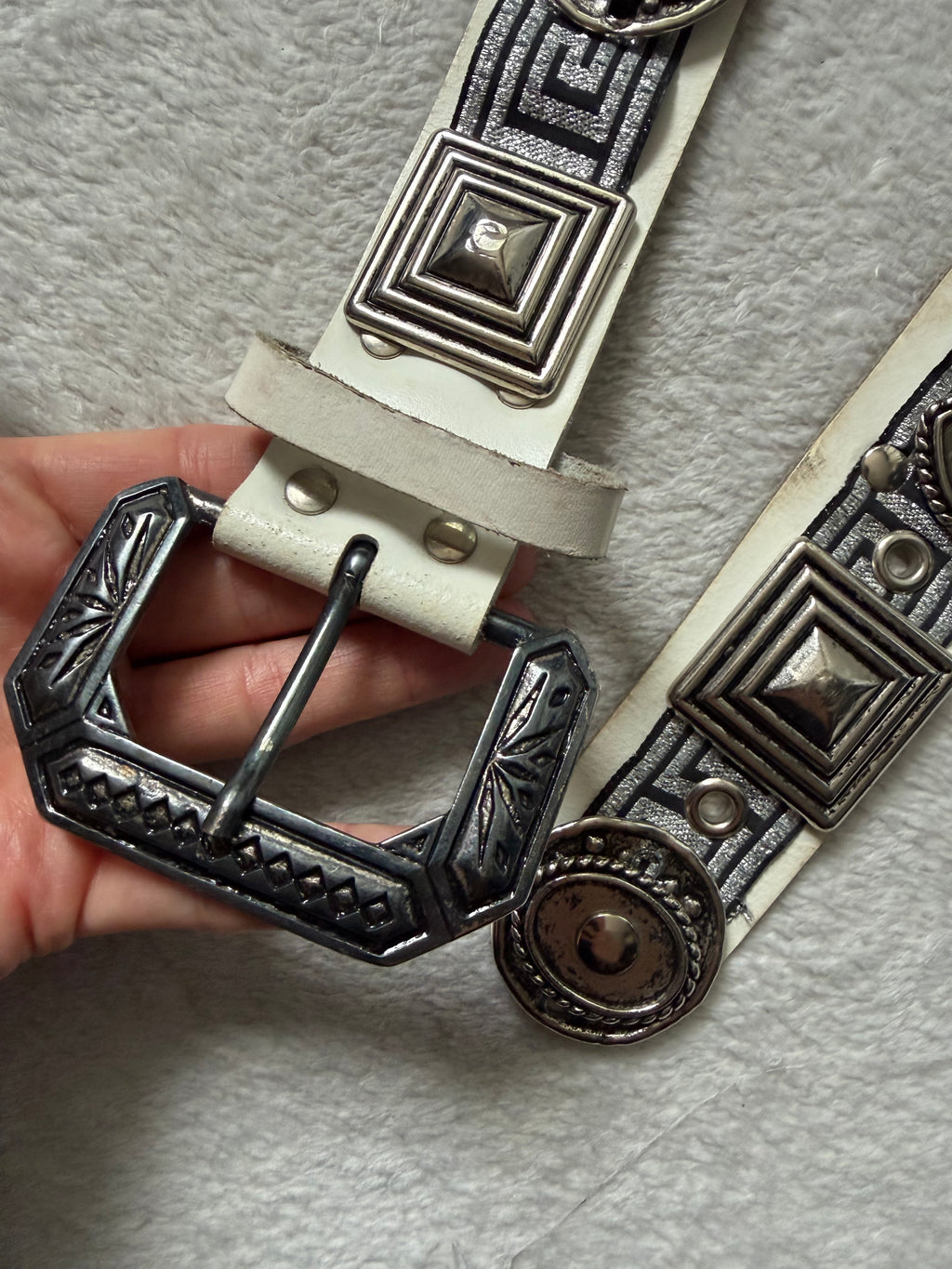 Ceinture cuir blanc ornements métal argenté style western - taille 85cm