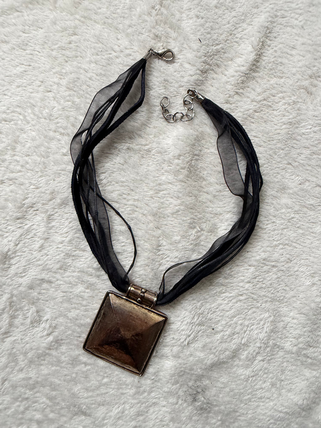Collier à rubans noirs grand pendentif géométrique argenté