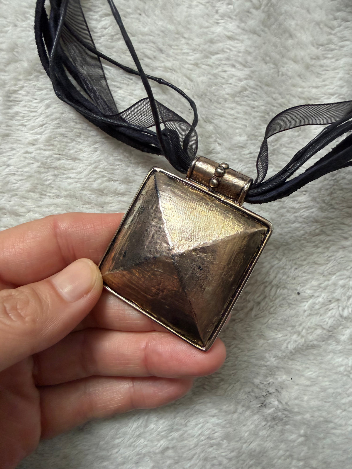 Collier à rubans noirs grand pendentif géométrique argenté