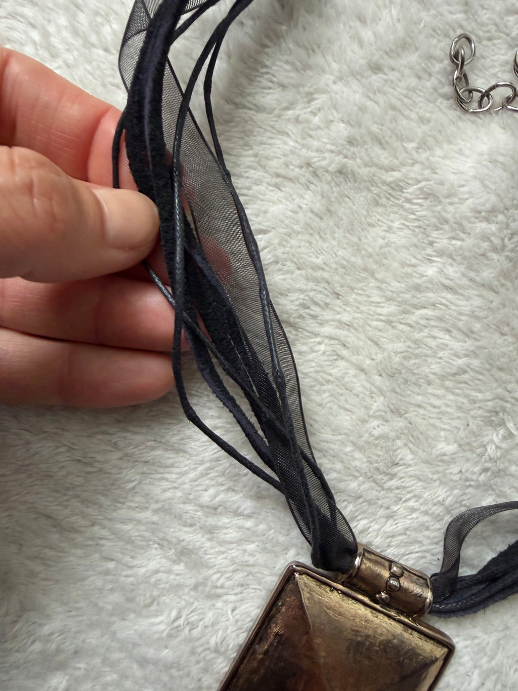Collier à rubans noirs grand pendentif géométrique argenté