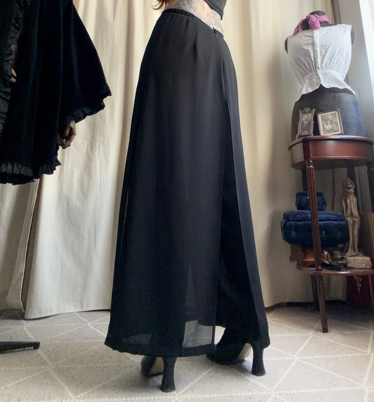 Pantalon noir jambes extra larges avec voile fluide style avant garde goth - taille S/M