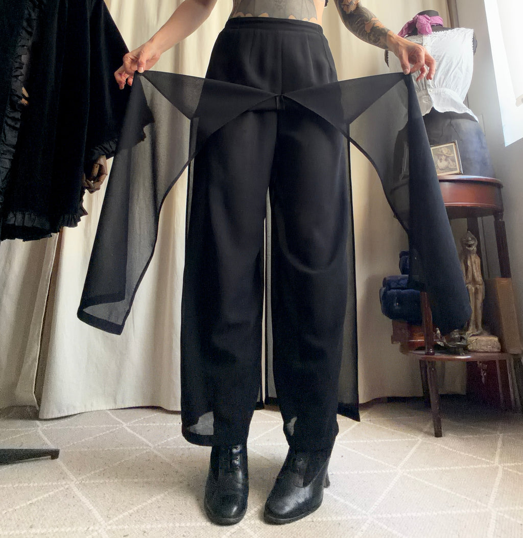 Pantalon noir jambes extra larges avec voile fluide style avant garde goth - taille S/M