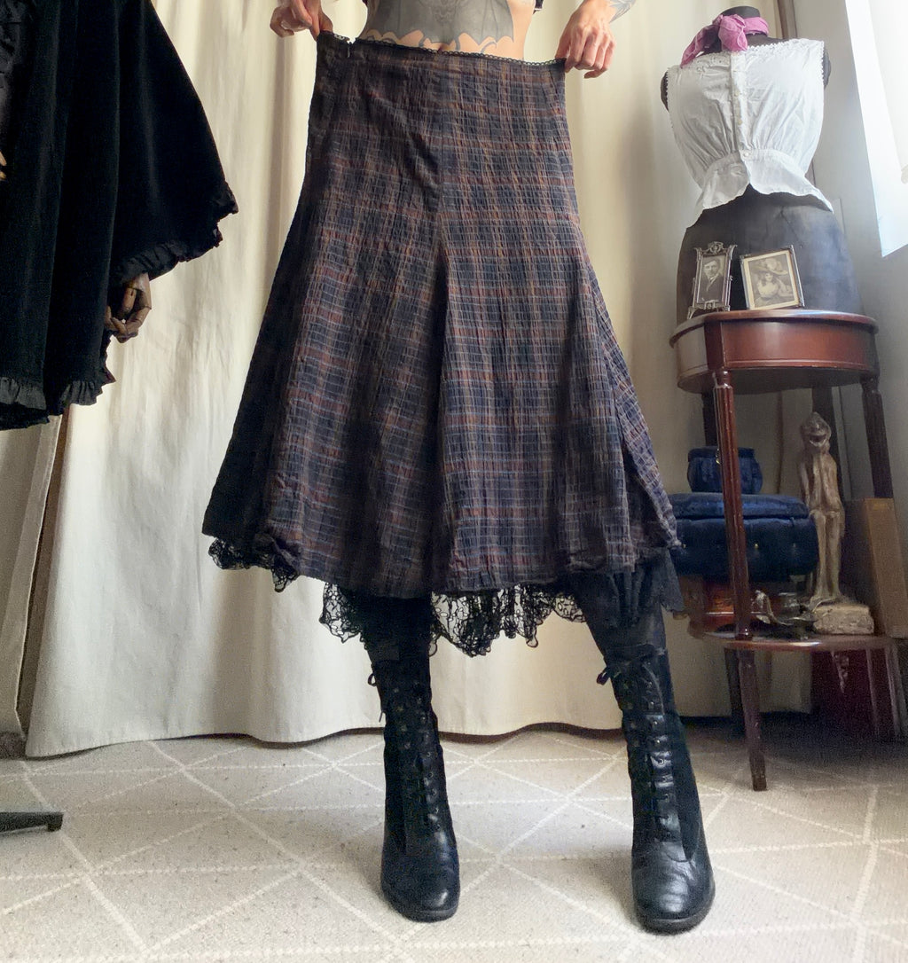 Jupe à carreaux évasée avec dentelle noire style dark academia grunge 90s - taille XL