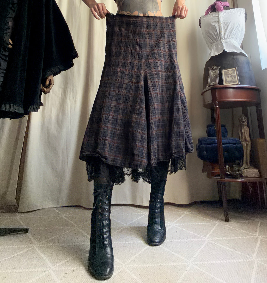 Jupe à carreaux évasée avec dentelle noire style dark academia grunge 90s - taille XL