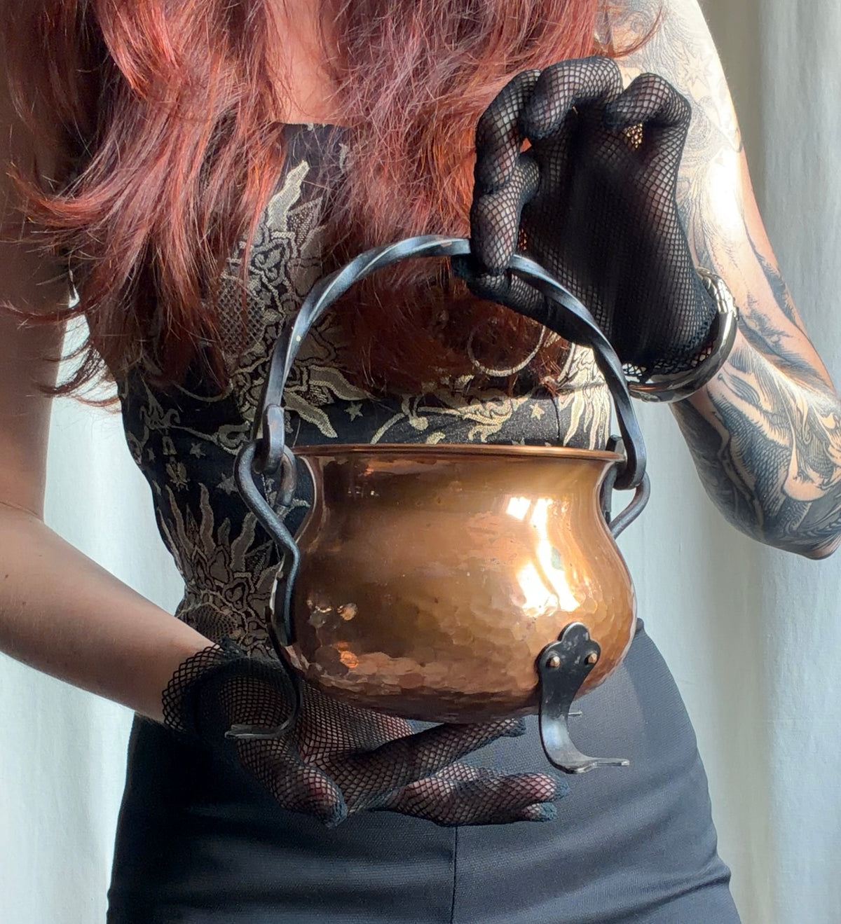 Chaudron vintage en cuivre martelé et fer forgé style witchcore médiéval