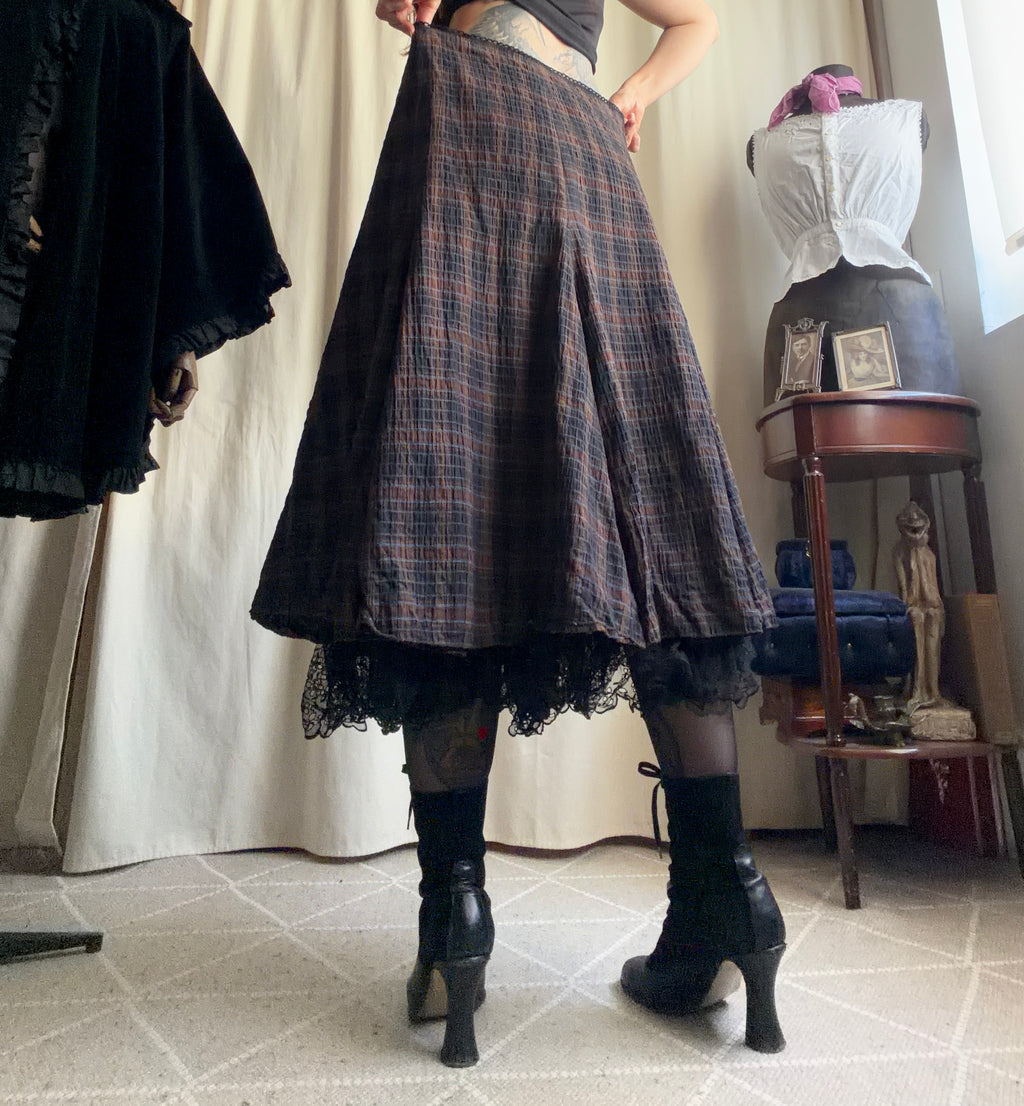 Jupe à carreaux évasée avec dentelle noire style dark academia grunge 90s - taille XL