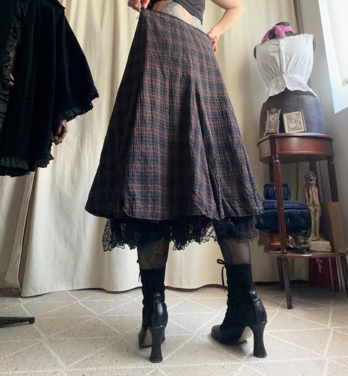 Jupe à carreaux évasée avec dentelle noire style dark academia grunge 90s - taille XL