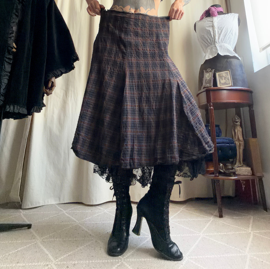 Jupe à carreaux évasée avec dentelle noire style dark academia grunge 90s - taille XL