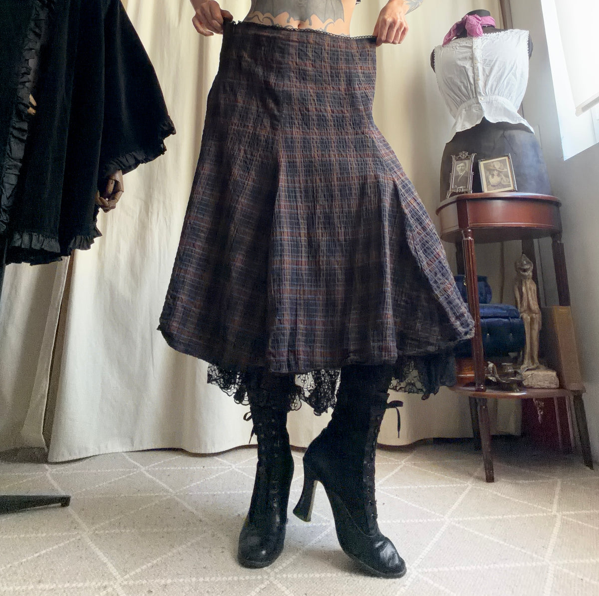 Jupe à carreaux évasée avec dentelle noire style dark academia grunge 90s - taille XL