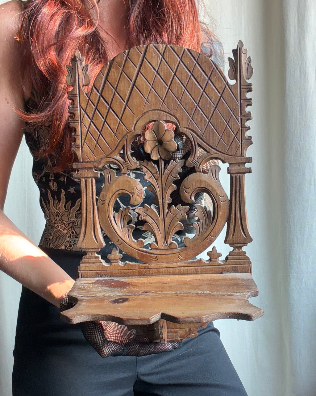 Étagère murale vintage en bois sculpté style gothique médiéval cabinet de curiosités