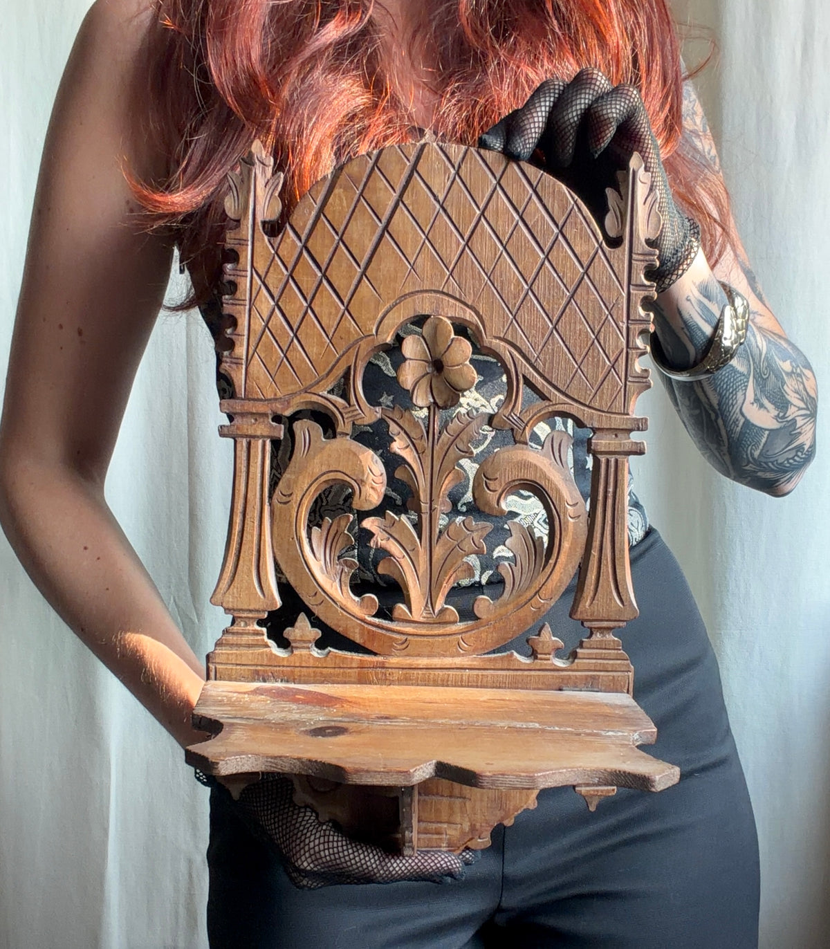 Étagère murale vintage en bois sculpté style gothique médiéval cabinet de curiosités