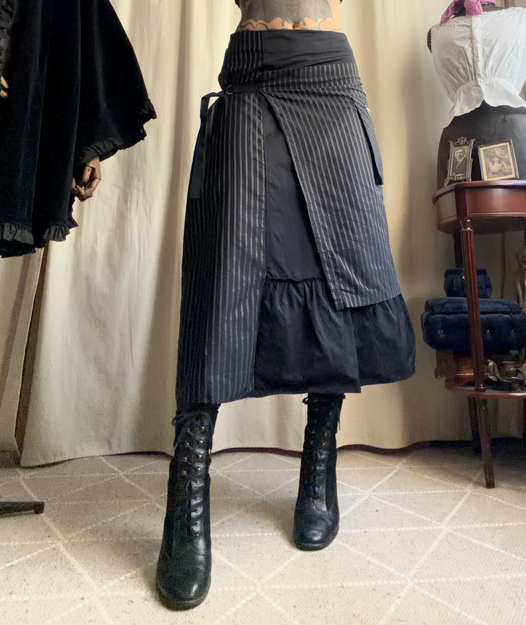 Jupe noire portefeuille rayée à anneaux métalliques style avant garde goth - taille M/L