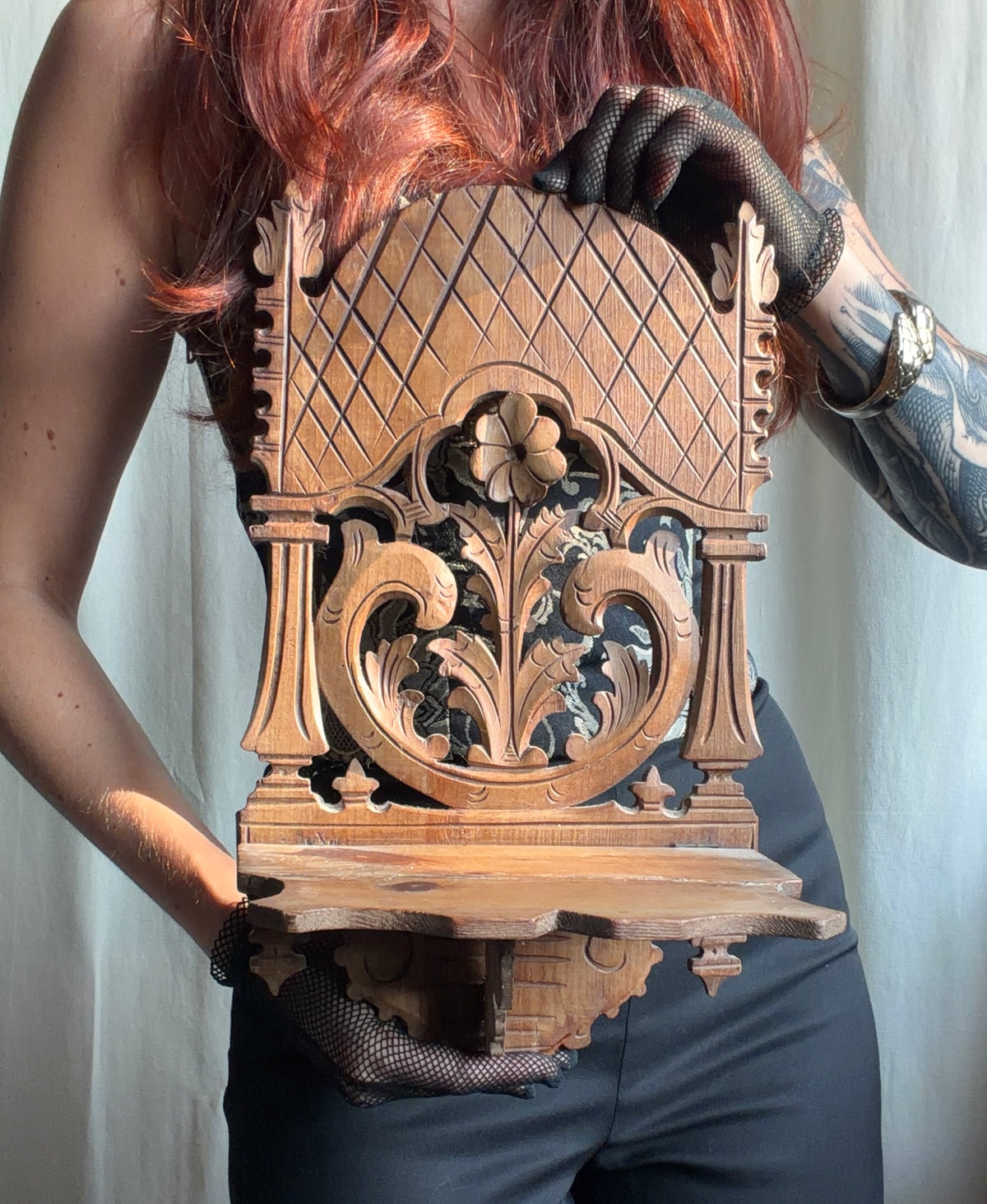 Étagère murale vintage en bois sculpté style gothique médiéval cabinet de curiosités