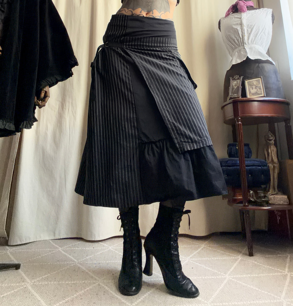 Jupe noire portefeuille rayée à anneaux métalliques style avant garde goth - taille M/L