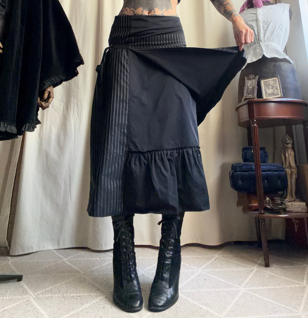 Jupe noire portefeuille rayée à anneaux métalliques style avant garde goth - taille M/L
