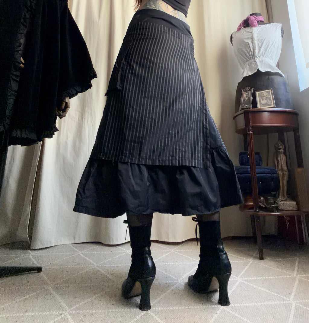 Jupe noire portefeuille rayée à anneaux métalliques style avant garde goth - taille M/L